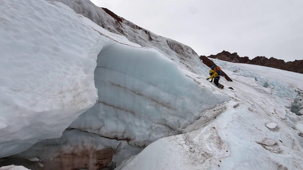 Florida man injured climbing California's Mount Shasta rescued after 2 nights in freezing temps — CBS Miami, Crystal Health news