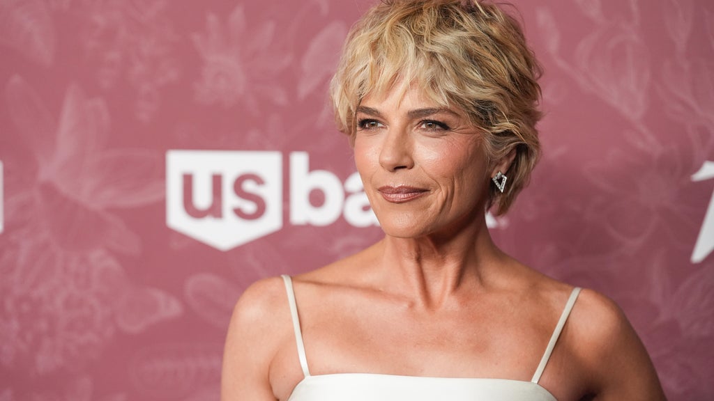 Actress Selma Blair arraigned following arrest for incident related to flight from LAX to JFK — WCCO / CBS Minnesota, Crystal Health news