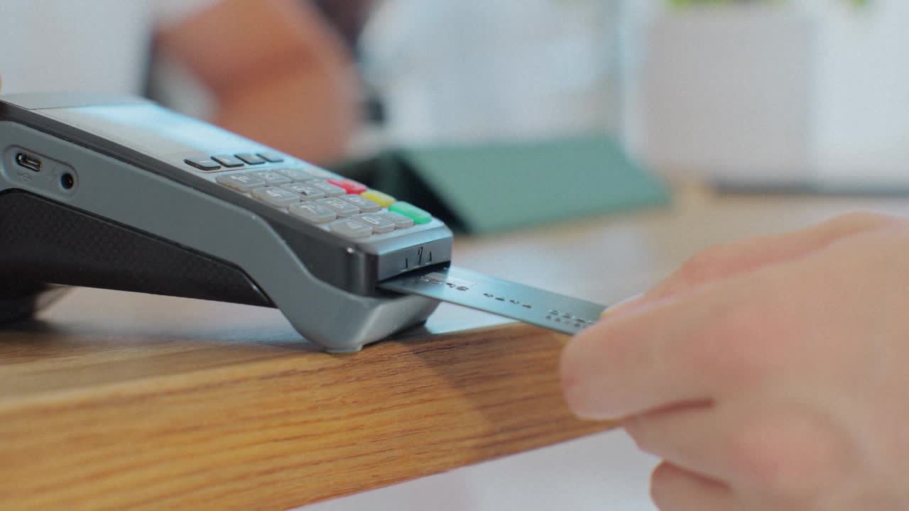Avoiding fees when holiday shopping — Crystal Business news
