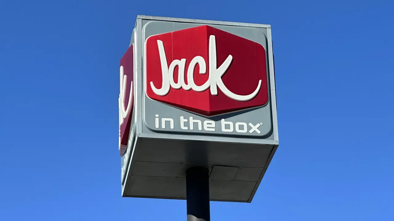Scalding hot coffee thrown into fast-food manager’s face by angry customer, DA says — Crystal Dining news